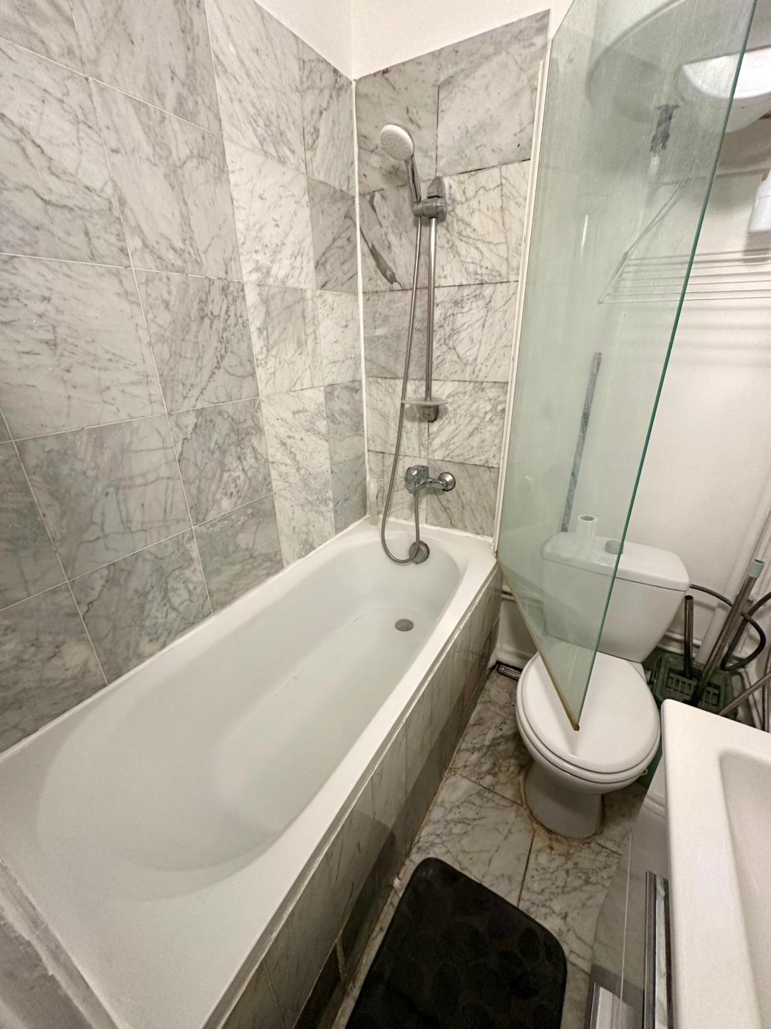 Cosy Dans Partage 2 Pieces Proche Tour Eiffel Cozy Bedroom In A Shared 2-room Near Eiffel Tower Homestay Paris
